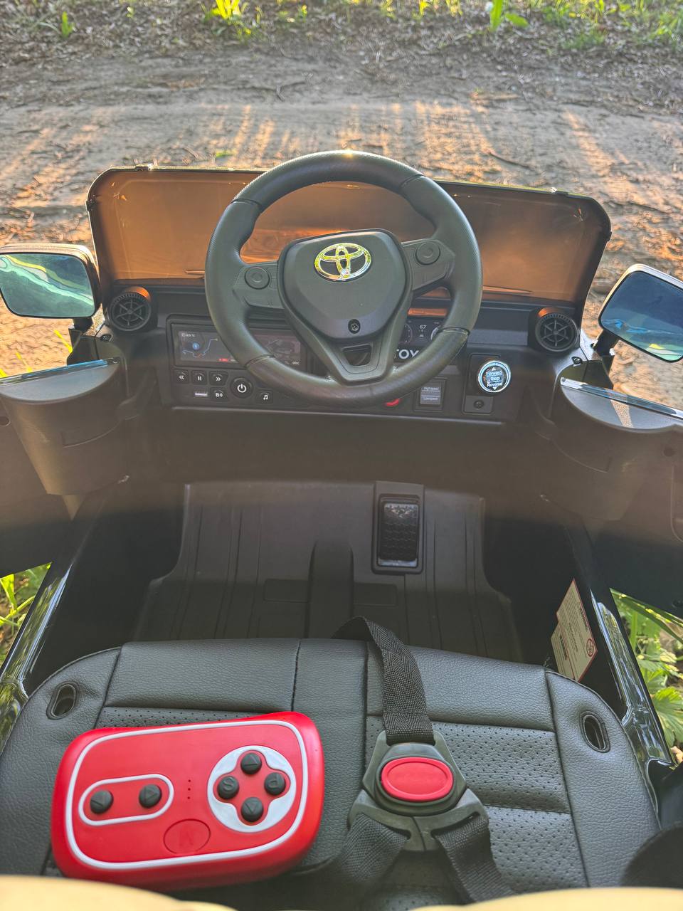 Дитячий електромобіль Toyota Land Cruiser, повнопривідний джип, чорний