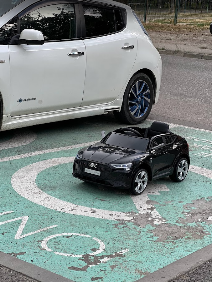 Дитячий електромобіль з пультом керування Bambi Audi E-Tron SPORTBACK, чорна